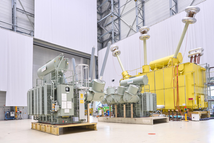 Plusieurs modèles de transformateurs, produits par Siemens Energy (photo D.R.).