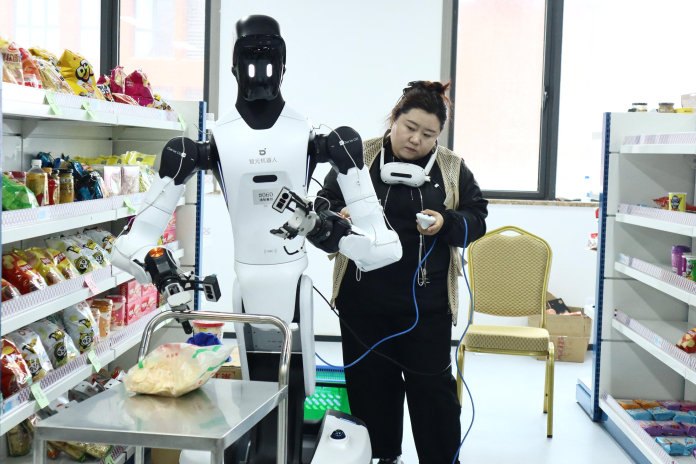 Entraînement d'un robot humanoïde, dans un centre commercial fictif, aménagé au sein d'une usine en Chine (photo Stringer/Imaginechina/AFP).