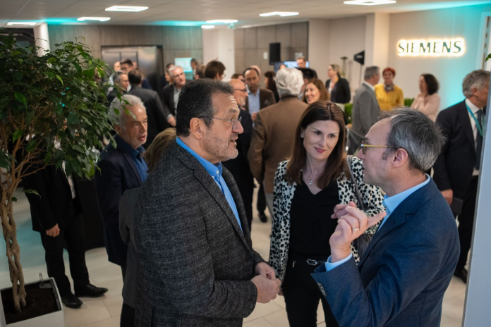 Doris Birkhofer, présidente de Siemens France, discutant avec des salariés lors de l'inauguration du nouveau siège régional, près de Lyon (photo D.R.).