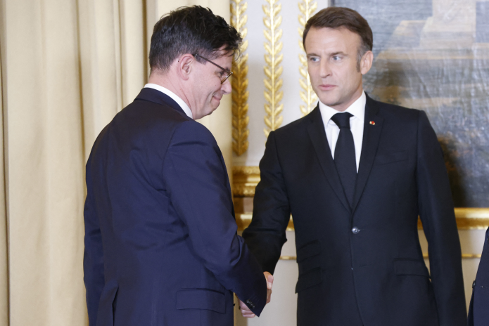 Emmanuel Macron saluant Christophe Leribault, en marge de la réception du président Chinois à l’Élysée, en mai 2024 (Photo Ludovic Marin  / AFP).