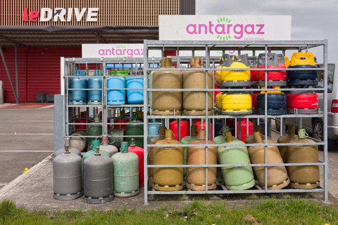 Bonbonnes de gaz dans une station-service française (photo Mathieu Thomasset/AFP).