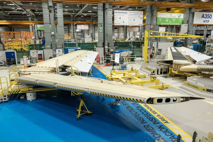 Assemblage de l'empennage de l'A350 d'Airbus (photo Airbus).