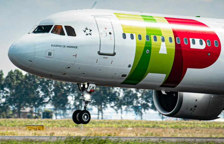 Un avion TAP au décollage, depuis Schiphol, aux Pays-Bas (photo Isaac Struna/Unsplash).