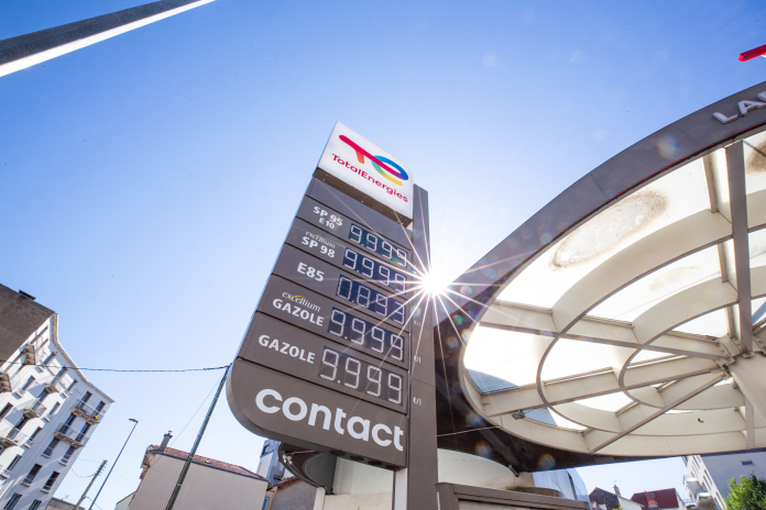 Dès le début du mois d'avril, TotalEnergies a annoncé mettre en place le plafonnement des prix de l'essence et du diesel dans ses stations, comme ici à Clermont-Ferrand (photo Romain Costaseca/AFP).