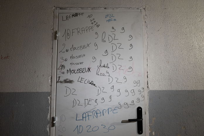 La "carte" des produits proposés par la DZ mafia dans le quartier de La Maurelette, à Marseille (Photo Miguel Medina / AFP).