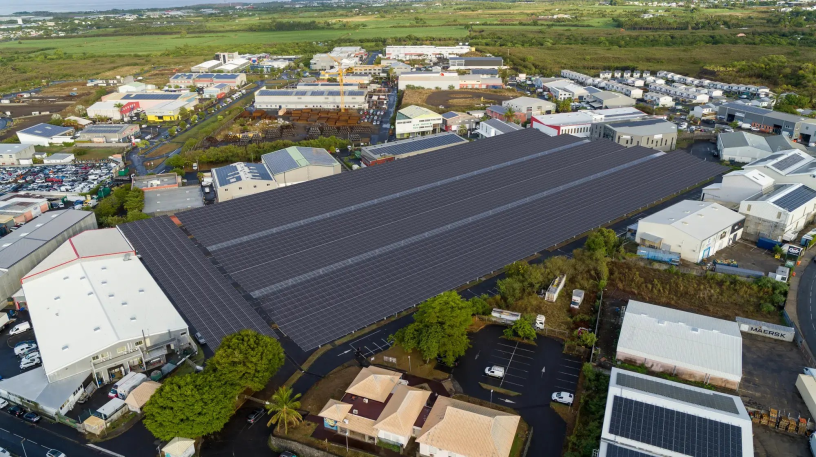 TotalEnergies se sépare de certains actifs pour se concentrer sur les projets les plus gros, comme ici les ombrières photovoltaïques du Marché de Gros de Saint-Pierre, à la Réunion (photo TotalEnergies).