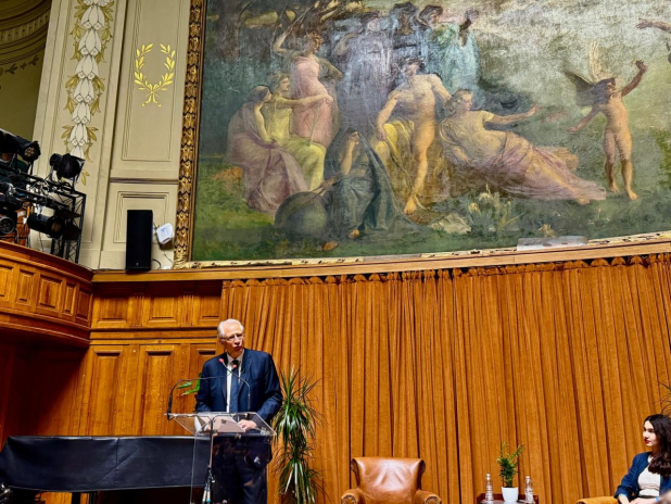 Dominique de Villepin, à la Sorbonne, photographié par Michel-Édouard Leclerc (photo D.R.).