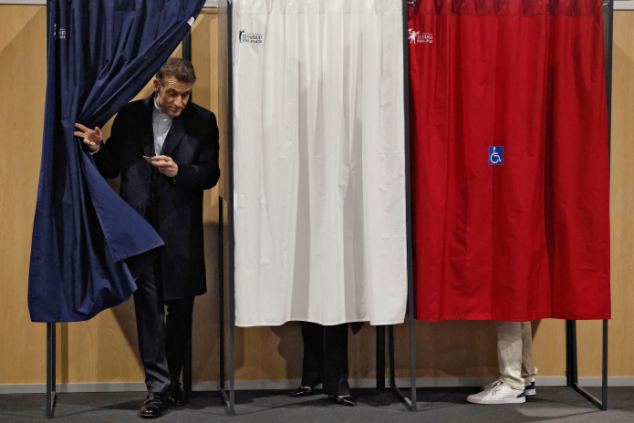 Emmanuel Macron votant, au Touquet, lors des dernières élections municipales, en mars 2026 (photo Jean-Francois Badias/AFP).