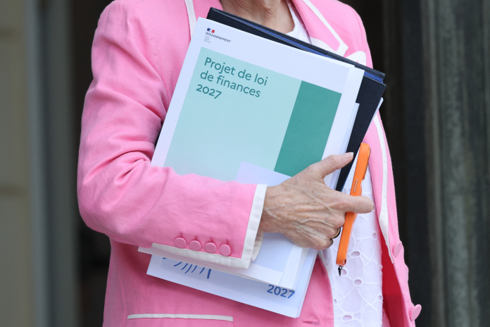 La ministre de l'Aménagement du territoire et de la Décentralisation, Françoise Gatel, avec le Projet de loi de finances 2027, à la sortie du Conseil des ministres, le 1er octobre 2026 (photo Ludovic Marin/AFP).