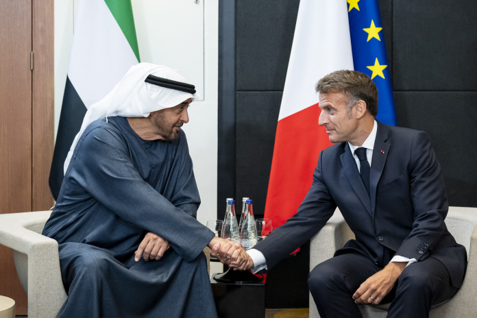 Emmanuel Macron et le président émirati Mohamed bin Zayed Al-Nahyan, lors du dernier G7 à Evian, en juin 2026 (photo Abdulla Al-Neyadi/AFP).