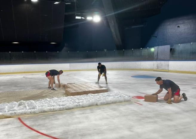 La glace fournie par Carrefour aux Pompiers de Paris, stockée sur la patinoire de l'Accor Arena (photo D.R.).
