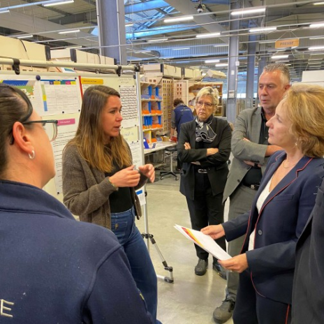 Marie-Ange Debon (à droite) multiplie les déplacements à la rencontre des différentes filiales du groupe La Poste partout en France (photo D.R.).