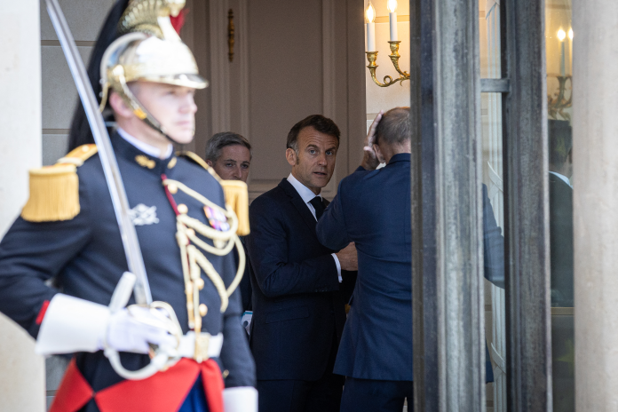 Emmanuel Macron, à l'entrée du Palais de l'Élysée, le 21 avril 2026 (photo Telmo Pinto/AFP).