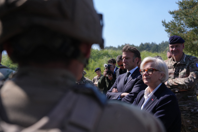 Catherine Vautrin, ministre des Armées et Emmanuel Macron, assistant à la fin de l'exercice Orion 2026, à Suippes dans la Marne, le 30 avril (photo Aurélien Morissard/AFP).