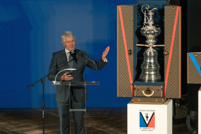 Andrea Abodi, ministre italien des sports, annonçant le partenariat entre la ville de Naples et la 38e édition de l'America's Cup Louis Vuitton, le 21 janvier 2026 (photo Ian Roman / America's Cup).
