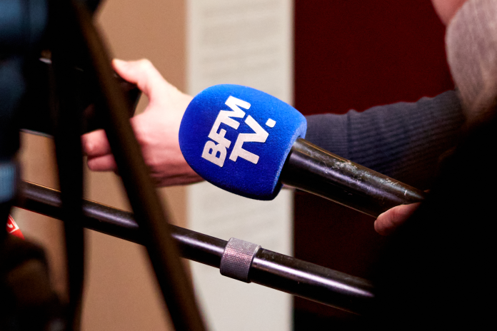 Un micro de BFMTV (photo Adnan Farzat/NurPhoto/AFP).