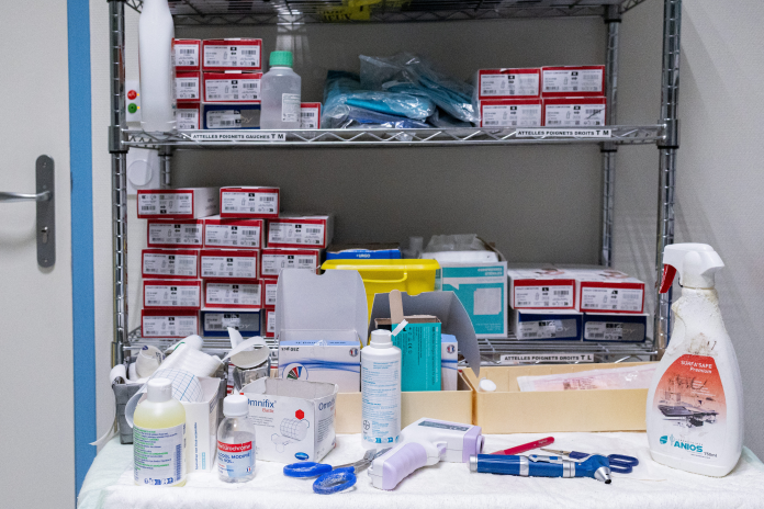 Gros plan de fournitures médicales dans un local de stockage de l'hôpital d'Auch, en Janvier 2026 (photo Isabelle Souriment/Hans Lucas/AFP).