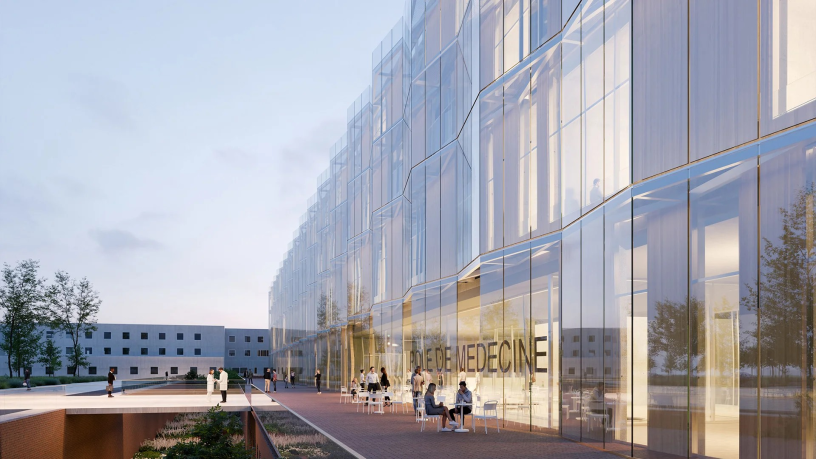 Le futur bâtiment Madeleine Brès du CHU de Reims, construit par Vinci, avec sa façade en verre plissé reflétant le jardin (illustration Pargade Architectes).