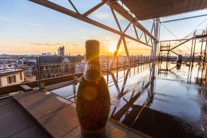 Une topaire représentant une bouteille de Perrier sur une terrasse du centre Pompidou à Paris (photo D.R.).