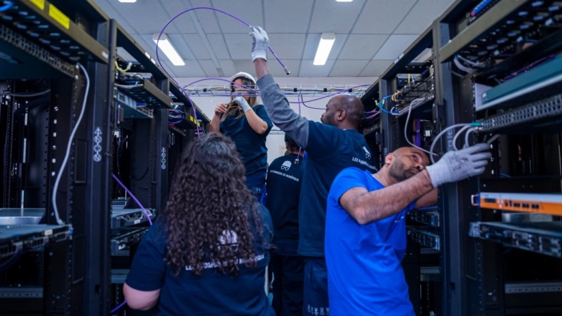 "Les Plombiers du numérique", projet d'insertion professionnelle dans les métiers du Datacenter, à destination de candidats en reconversion, accompagné par AWS, la filiale cloud d'Amazon (photo D.R.).