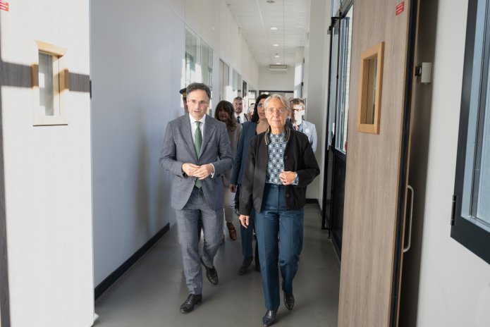 Charles Personnaz, alors directeur de l'Institut national du patrimoine., avec Elisabeth Borne, lors d'une visite de l'établissement, en septembre 2022 (photo Sandrine Marty/AFP).