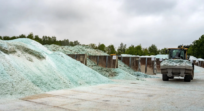 Stock de calcin, poudre de verre recyclé, chez Saint-Gobain (photo D.R.).