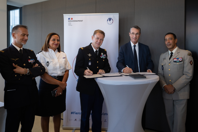 Étaient présents pour la signature, autour de Pierre Anjolras, le général Sébastien Mazoyer, adjoint au DRH de l’armée de l’air et de l’espace, la commissaire Salima Goujda, adjointe au CRPN représentant du commandement des réserves de la police nationale, le général Antoine Bréart de Boisanger, secrétaire général de la Garde nationale et le général Patrice Bellon, de la division cohésion nationale à l’État-major des Armées (photo Alexis Toureau).