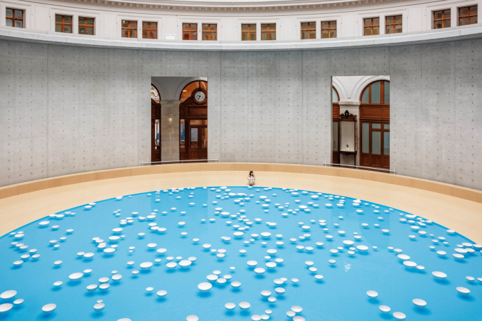 "Clinamen", installation aquatique et musicale multisensorielle de Céleste Boursier-Mougenot, exposée à la Bourse de Commerce - Pinault Collection (photo D.R.).