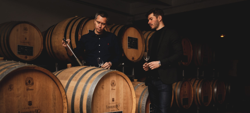Thomas Lombard, à droite, avec Laurent Vaillant, son chef de caves (photo D.R.).