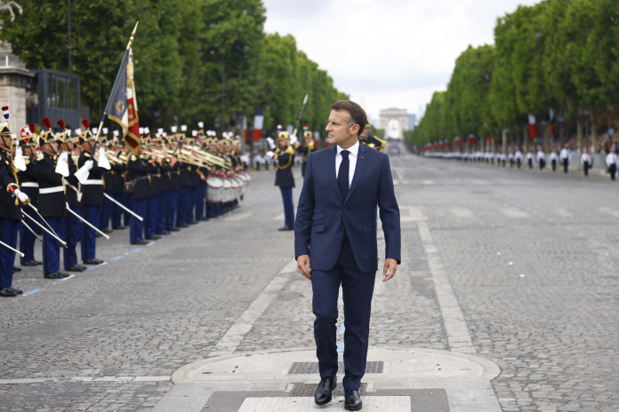 Emmanuel Macron lors du défilé militaire du 14 juillet 2025 sur l'avenue des Champs-Elysées à Paris (photo Mohammed Babra/AFP).