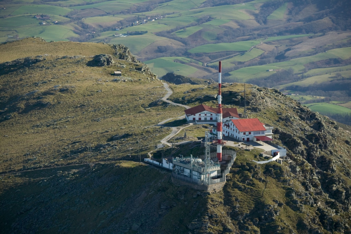 L’émetteur de La Rhune, situé près de Bayonne dans les Pyrénées-Atlantiques, site de diffusion majeur géré par TDF (photo D.R.).