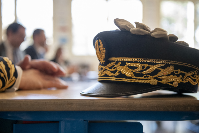 Casquette et manche d'un uniforme de sous-préfet (photo Serge Tenani/AFP).