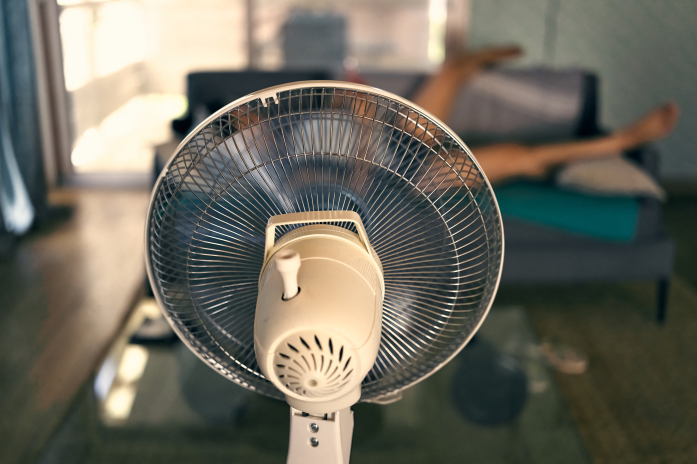 Une personne allongée sur un canapé devant son ventilateur, en pleine canicule, le 23 juin 2026, à Montaigu-Vendée dans la région Pays de la Loire (photo Mathieu Thomasset/Hans Lucas/AFP).