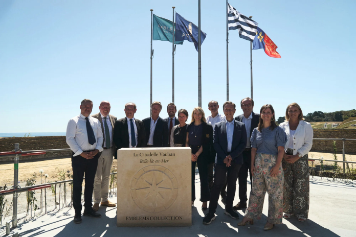 Inauguration de la Citadelle Vauban, par Tibault Grollemund, Maire de Le Palais, Christophe Pinault, Président de la Caisse d'Épargne Bretagne-Pays de Loire, Michael Galy, préfet du Morbihan, Sébastien Bazin, Président-Directeur général d'Accor, Alexandre Giuglaris, Directeur général de la Fondation du patrimoine, Florence Bessy, sous-préfète de Lorient , Maud Bailly, Directrice générale Sofitel Legend, Olivier Sichel, Directeur général de la Caisse des Dépôts, Stéphane Bern, Chargé de la mission patrimoine et parrain de Territoires d'Histoire(s), Christian Mantei, Président d'Atout France, Camille Rives, Directrice des investissements du pôle Tourisme, Patrimoine et Culture de la Banque des Territoires, Karine Bellec, Vice-Présidente du conseil départemental du Morbihan (photo D.R.)
