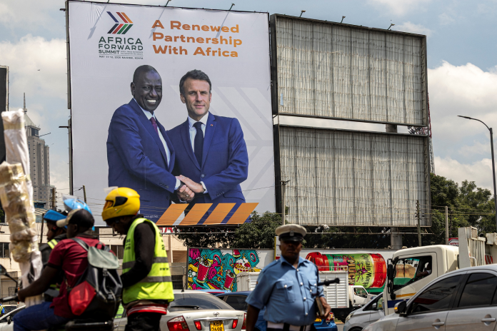 Affiche annonçant le sommet "Afica Forward" à Nairobi, avec le président du Kenya, William Ruto et Emmanuel Macron  (photo Simon Maina/AFP).