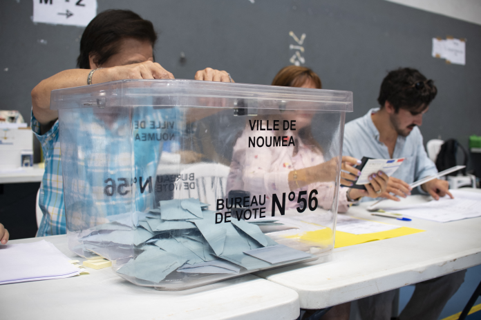 Bureau de vote à Nouméa, en Nouvelle-Calédonie, lors des élections municipales, le 15 mars 2026 (photo Delphine Mayeur/AFP).