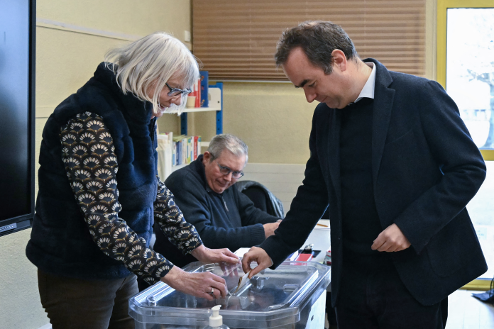 Sébastien Lecornu, votant le 15 mars pour le premier tour des Municipales à Vernon, dans l'Eure (photo Martin Lelièvre/AFP).