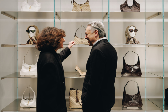 Lucas di Meo visitant une boutique Gucci lors de son voyage récent à Seoul et Tokyo (photo D.R.).