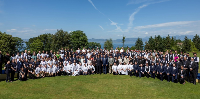 Emmanuel Macron et le personnel domaine hôtelier d’Evian (photo D.R.).