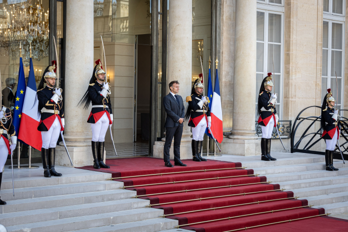 Emmanuel Macron sur le perron de l’Élysée, le 20 juillet 2026 (photo Telmo Pinto/NurPhoto/AFP).