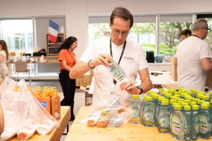 Comme de nombreux salariés de L'Oréal, Nicolas Hiéronimus a participé à la Journée des Citoyens et aidé à préparer des kits d’hygiène qui kits seront distribués via deux associations locales de Saint-Ouen (photo D.R.).