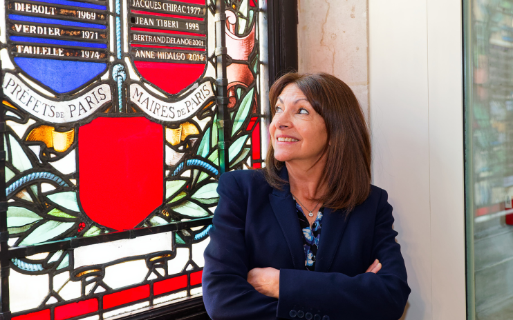 Anne Hidalgo, devant le vitrail à son nom dans l'Hôtel de ville de Paris (photo Henri Garat/Ville de Paris).