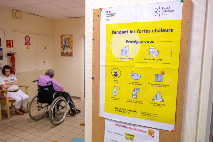 Une affiche de Santé Publique France détaille les consignes de protection à tenir pendant les fortes chaleurs (photo Nicolas Guyonnet/Hans Lucas/AFP).