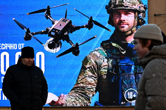 Dans les rues de Saint-Pétersbourg, publicité appelant à rejoindre les rangs de l'Armée russe, notamment les unités de drones (photo Olga Maltseva / AFP).