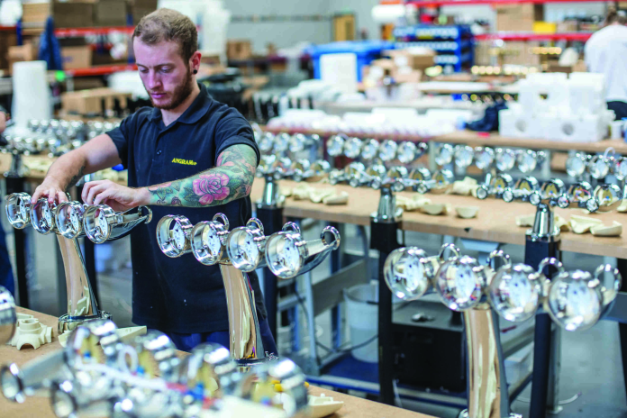 Assemblage de tireuses à bières chez Celligroup (photo D.R.).