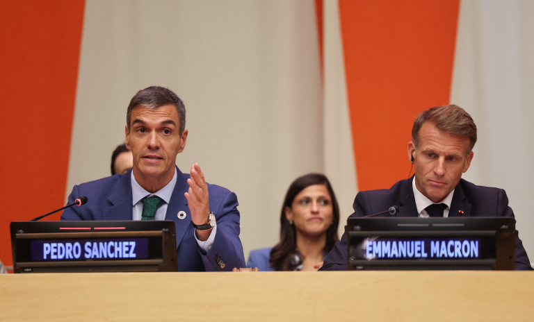 Pedro Sanchez et Emmanuel Macron, à l'ONU, à New York, le 22 septembre 2026 (photo Ludovic Marin/AFP).