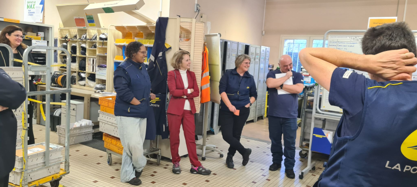 Marie-Ange Debon, PDG du groupe La Poste, en visite dans le bureau de poste de Saint-Sauveur Villages, dans la Manche (photo D.R.).