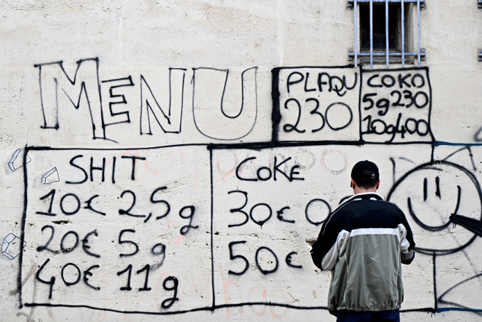 "Menu" des différents tarifs pratiqués sur un point de deal à Avignon (Photo Gabriel Bouys / AFP)