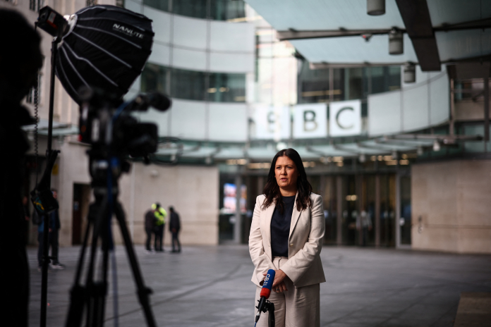 Lisa Nandy, ministre anglaise de la culture, interviewée devant le siège de la BBC à Londres, en janvier 2026 (photo Henry Nicholls/AFP).