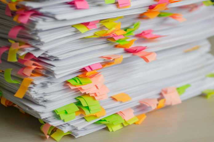 Malgré les engagements répétés pour la simplification, la production réglementaire française continue d’enfler, de plus de 70 % en 20 ans (photo Tanja Tepavac/Unsplash).